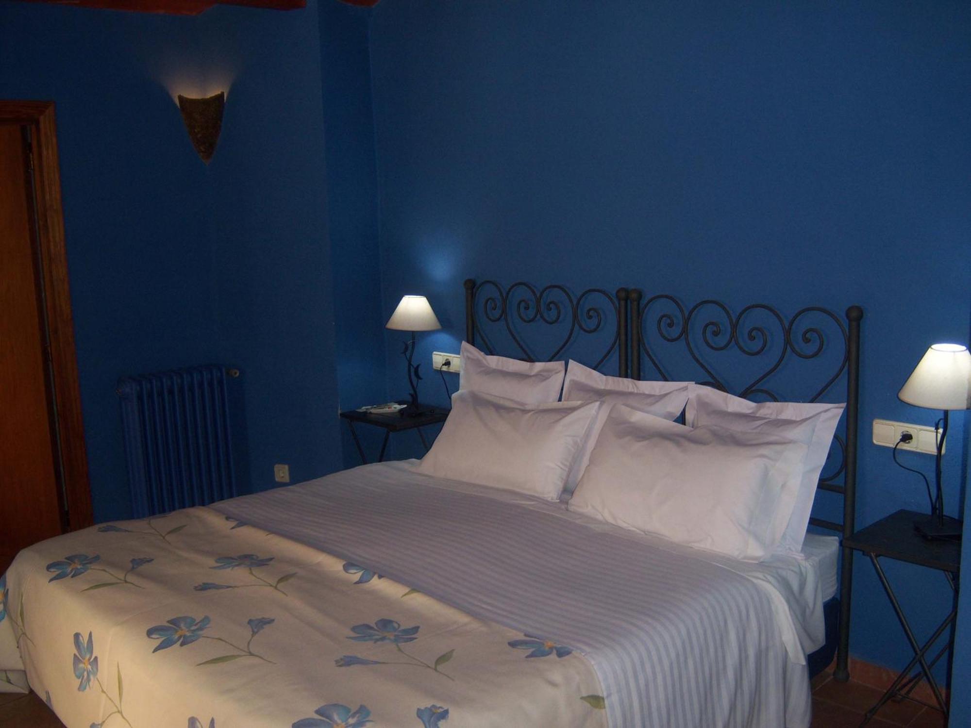 Les Velles Escoles Hotel Les Irles Exterior photo